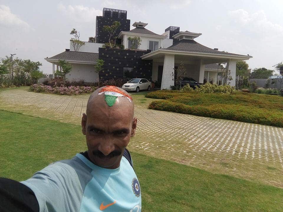 MS Dhoni hosts die-hard fan Sudhir Gautam for lunch सचिन तेंदुलकर के सबसे बड़े फैन को धोनी ने अपने घर बुलाकर कराया लंच