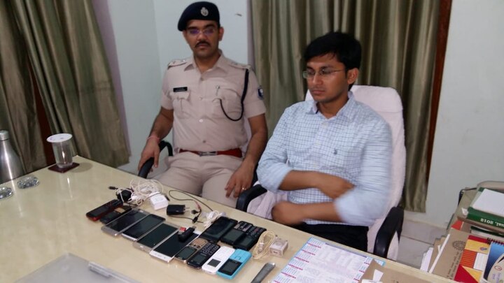mobile and pen drive seized from saran jail bihar जिला प्रशासन ने जेल में छापेमारी, मोबाइल, पेनड्राइव और गांजा भी मिला