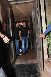 जैकलीन ने रेस्टोरेंट खोलने के बाद रखी पार्टी, गर्लफ्रेंड संग पहुंचे सलमान, \'रेस-3\' की स्टारकास्ट आई नज़र, देखें तस्वीरें