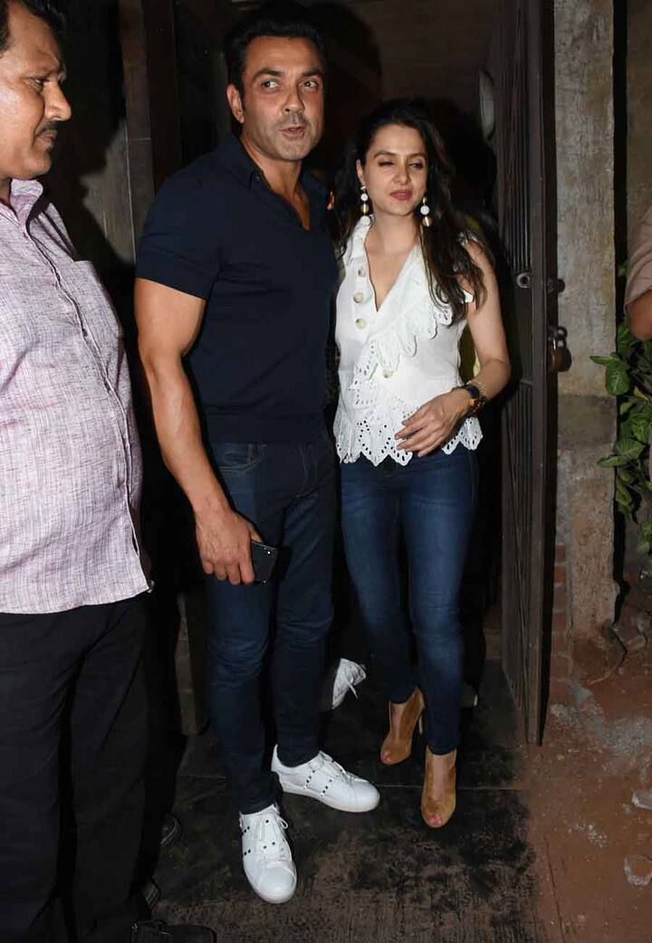 बॉबी देओल अक्सर ही सब जगह पत्नी के साथ दिखाई देते हैं. यहां वो कैसे अकेले पहुंचते. (Photo: Manav Mangalani)