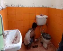 सीएम योगी के दौरे से पहले टॉयलेट की टाइल्स को भी करा दिया भगवा