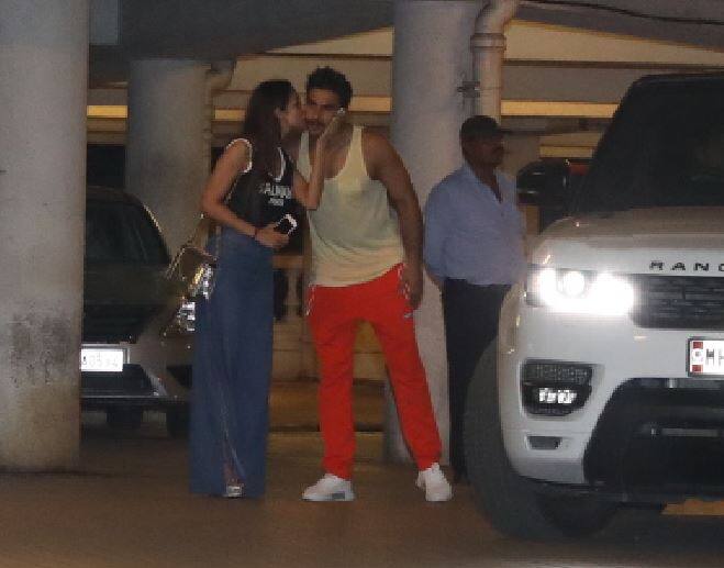 तस्वीर में आप देख सकते हैं कि मलाइका रणवीर को किस कर रही हैं. (तस्वीर: मानव मंगलानी)