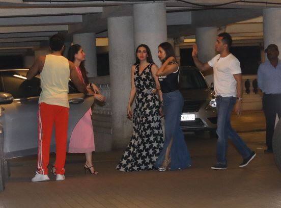 फिल्म मेकर रितेश सिधवानी के घर हुई पार्टी में करीना कपूर, करिश्मा कपूर, मलाइका अरोड़ा, अमृता अरोड़ा के साथ रणवीर सिंह काफी मस्ती करते नजर आए. (तस्वीर: मानव मंगलानी)