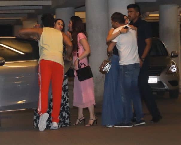 तस्वीरों में आप देख सकते हैं कि जहां मलाइका अरोड़ा रितेश सिधवानी को गले लगा रही है वहीं रणवीर सिंह करिश्मा से मिल रहे हैं. (तस्वीर: मानव मंगलानी)