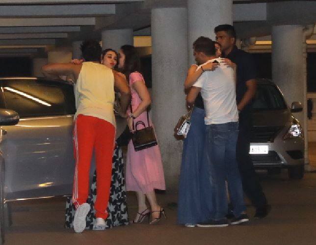 ये पहली बार है जब रणवीर कपूर की करीना के गर्ल गैंग के साथ इस अंदाज में तस्वीरें सामने आईं हैं. (तस्वीर: मानव मंगलानी)