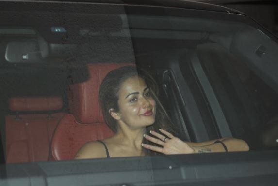 इस दौरान मलाइका की बहन और अभिनेत्री अमृता अरोड़ भी काफी खुश नजर आ रही थी. (तस्वीर: मानव मंगलानी)