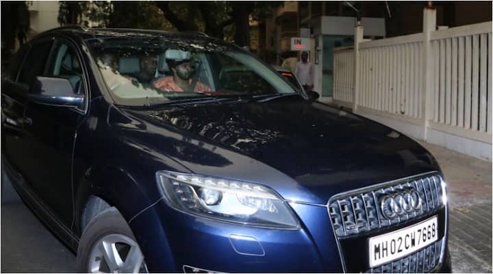 इस दौरान वरुण अपनी ऑडी में बैठ कर हॉस्पिटल पहुंचे. (तस्वीर- मानव मंगलानी)