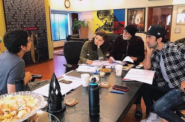 ranbir kapoor alia bhatt and amitabh bachchan started shooting of brahmastra आलिया-रणबीर ने 'ब्रह्मास्त्र' की शूटिंग की शुरू, बिग बी ने सेट से शेयर की तस्वीरें