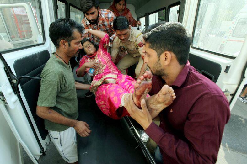 पाक की गोलीबारी में 2 BSF जवान शहीद और 10 जख्मी, CM महबूबा बोलीं- दोनों देश करें बात Pakistan violates ceasefire in Jammu Kashmir Two BSF personnel killed पाक की गोलीबारी में 2 BSF जवान शहीद और 10 जख्मी, CM महबूबा बोलीं- दोनों देश करें बात