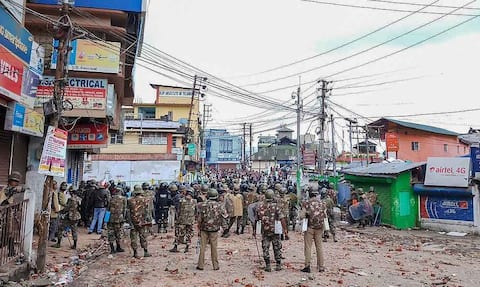 शिलॉन्ग: पंजाबी-खासी में झड़प के बाद दूसरे दिन भी कर्फ्यू, सेना का फ्लैग मार्च जारी शिलॉन्ग: पंजाबी-खासी में झड़प के बाद दूसरे दिन भी कर्फ्यू, सेना का फ्लैग मार्च जारी