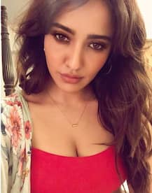 नेहा शर्मा नजर आईं सेल्फी मूड में, शेयर की ये खूबसूरत तस्वीर