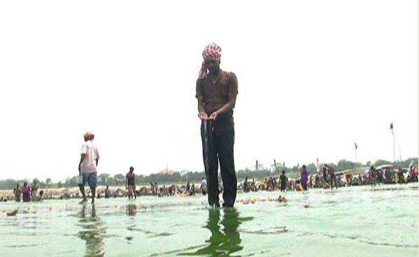  River Ganga in a bad phase water becoming green इलाहाबाद : सिमटने लगी है अविरल गंगा, हरा होता जा रहा है पानी