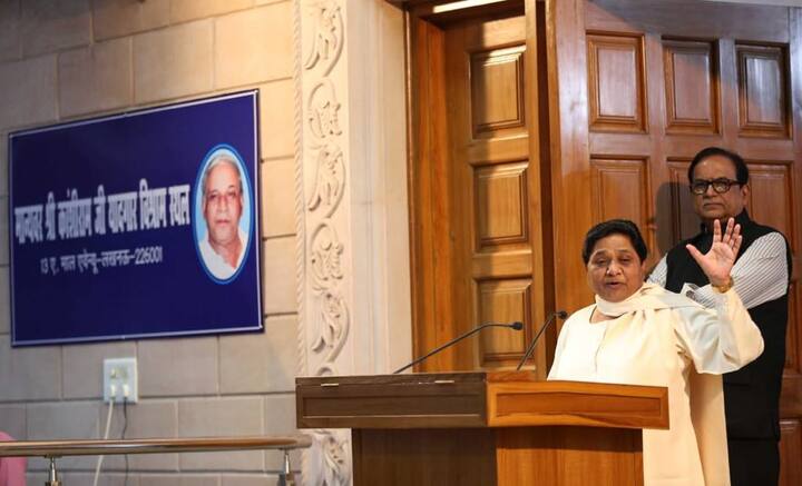 प्रेस कॉन्फ्रेंस करने के बाद मायावती ने अपने घर को मीडिया के लिए खोल दिया. उन्हें पता था कि बंगला छोड़ने के बाद तो उसकी तस्वीरें जनता के सामने आ ही जाएंगी.