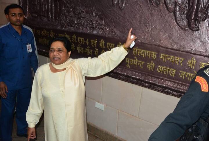 इस बंगले को सजाने-संवारने में ही 86 करोड़ ख़र्च हो गए थे. 13 माल एवेन्यू के सरकारी बंगले में मायावती 23 सालों से रहती थीं. इस घर में कांशीराम के साथ-साथ उनकी पर्स वाली मूर्ति भी लगी हुई है.