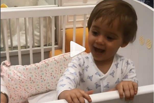 karan johar trynig put to sleep roohi and yash, see video Video: यश-रूही से सोने की मिन्नतें करते रहे पापा करण जौहर, Twins ने ऐसे दिया जवाब