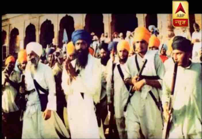 जरनैल सिंह भिंडरावाले को साल 1977 में सिखों की धर्म प्रचार की प्रमुख शाखा, दमदमी टकसाल का जत्थेदार बनाया गया. भिंडरावाले बड़े चेहरा हो चले. अब उन्हें पंबाज की राजनीति में अकालियों को पछाड़ने के लिए मोहरा बनाया गया और ये काम ज्ञानी जैल सिंह और संजय गांधी ने बखूबी किया. लेकिन भिंडरावाले मुसीबत बन गए.