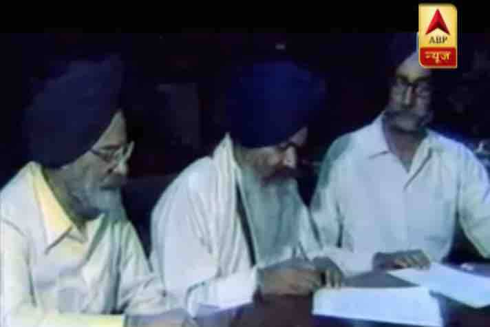 पंजाब में हार के बाद अकाली दल अपने पुराने मुद्दे पर चली गई. वो मुद्दा जिसे 1973 में अनंतपुर साहब रिजॉलूशन से जाना जाता है. जिसमें चंडीगढ़ और नदियों के पानी के बंटवारे पर एकतरफा मांगें की गईं. अकालियों और दरबारा सिंह सरकार में तनातनी चल रही थी कि पंजाब की राजनीति भाषा और धर्म की चुंगल में फंस गई. जनगणना का दौर था और लोगों से उनके धर्म और भाषा पूछी जाती थी. इस दौर में अखबार पंजाब केसरी ने हिंदी को लेकर मुहिम चला दी, जिससे माहौल और खराब हो गया. हिंदी की मुहिम से कट्टर सिख नाराज हो गए, जिनमें भिंडरावाले भी थे.