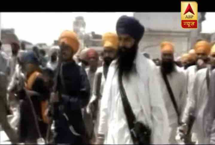 15 दिसंबर, 1983 को भिंडरावाले ने अपने हथियार बंद साथियों के साथ स्वर्ण मंदिर में अपना कब्जा जमा लिया. भिंडरावाले ने स्वर्ण मंदिर के अकाल तख्त पर कब्जा कर लिया. अकालतख्त का मतलब एक ऐसा सिंहासन जो अनंतकाल के लिए बना हो. यहीं से सिख धर्म के लिए हुक्मनामे जारी होते हैं. अकालतख्त के कब्जे का विरोध हुआ, लेकिन भिंडरावाले ने परवाह नहीं की. हिंसा और मार-काट का दौर चलता रहा. भिंडरावाले चाहते थे कि हिन्दू पंजाब छोड़ कर चले जाएं. ये सीधे-सीधे दिल्ली सरकार को चुनौती थी. उधर इंदिरा गांधी की मुश्किलें बढंती जा रही थीं. उन्हें भी किसी फैसले पर पहुंचना था.