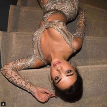 अक्षय कुमार की इस हीरोइन ने सिल्वर कलर की ड्रेस में कराया नया फोटोशूट, लग रही हैं एकदम अलग