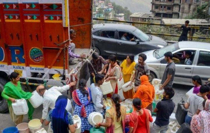 Water distribution under police control in Shimla, water crisis continues शिमला में पानी पर पुलिस का पहरा, प्रशासन की निगरानी में बंट रहा है पानी