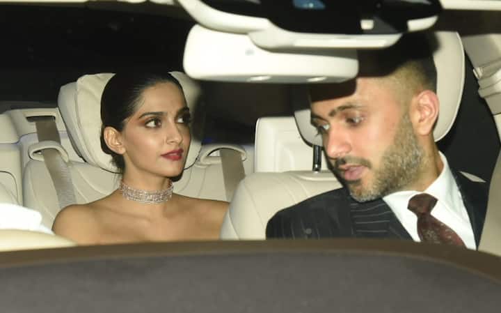 गाड़ी में भी पत्नी सोनम कपूर से नजरें नहीं हटा पाए आनंद आहूजा, ऐसी हैं स्टार पार्टी की खूबसूरत तस्वीरें