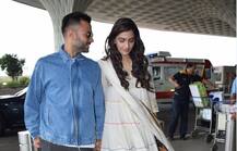 एयरपोर्ट पर रोमांटिक अंदाज में दिखे सोनम और आनंद, देखें तस्वीरें