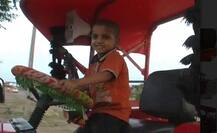 फर्राटे से ट्रैक्टर चलाता है ये 5 साल का बच्चा, देखने वाले रह जाते हैं हैरान