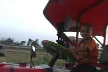 फर्राटे से ट्रैक्टर चलाता है ये 5 साल का बच्चा, देखने वाले रह जाते हैं हैरान