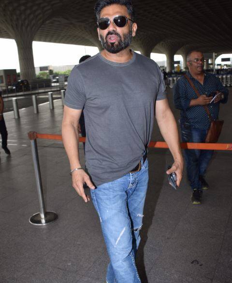 खास बात ये है कि सुनील शेट्टी 56 साल के हो गए हैं लेकिन उनको देखकर शायद ही कोई उनकी उम्र का अंदाजा लगा पाए. (तस्वीर: मानव मंगलानी)