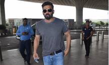 56 साल की उम्र में 26 के लगते हैं सुनील शेट्टी, देखें तस्वीरें