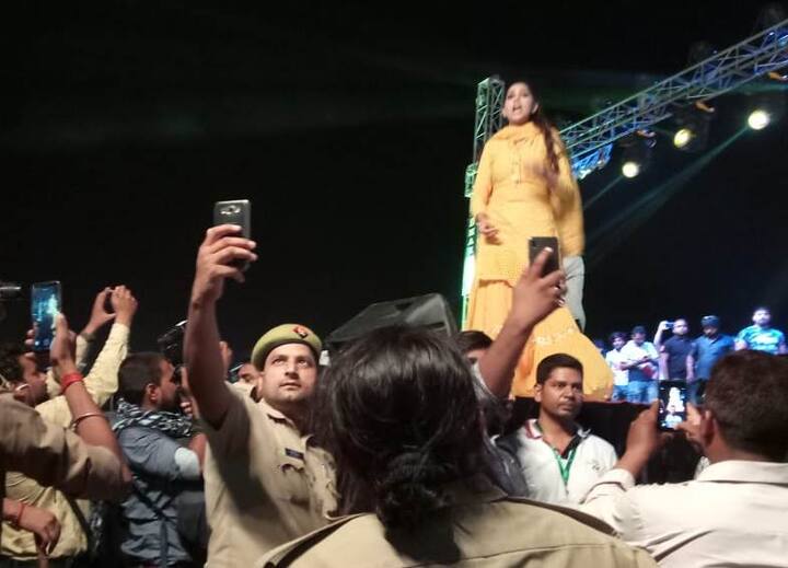  सपना चौधरी के साथ डांस करने के लिए स्टेज पर चढ़ी भीड़, पुलिसवाले लेते रहे सेल्फी
