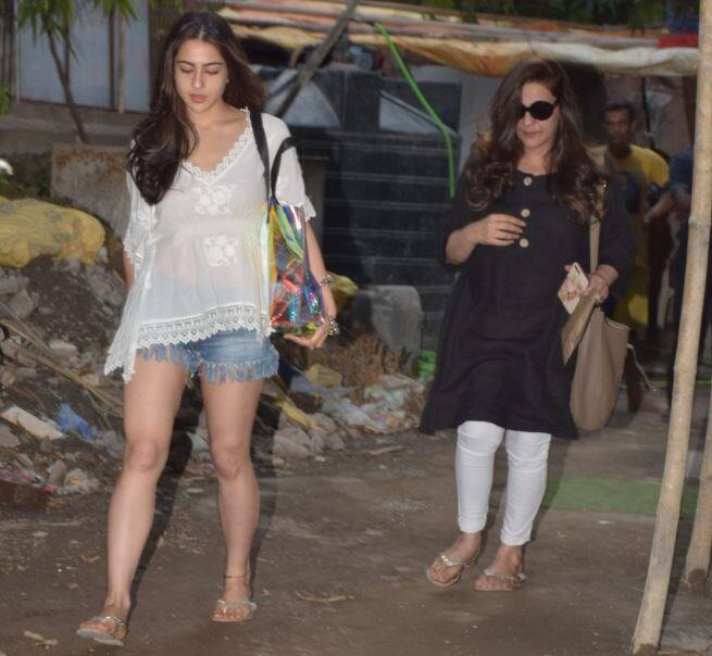 फिल्म 'केदारनाथ' से बॉलीवुड में कदम रखने जा रहीं अभिनेत्री सारा अली खान मुंबई में एक सैलून के बाहर स्पॉट हुईं. (तस्वीर: मानव मंगलानी)