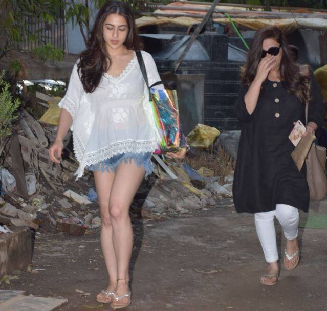 इस दौरान उनकी मां और दिग्गज अभिनेत्री अमृता सिंह भी उनके साथ नजर आईं. (तस्वीर: मानव मंगलानी)