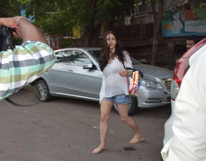 आपको बता दें कि सारा अक्सर ट्रेडिशनल अवतार में ही नजर आती है, लेकिन इस बार वो कूल अंदाज में स्पॉट हुईं. (तस्वीर: मानव मंगलानी)