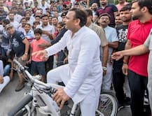 तस्वीरें: पूरी तरह बदल गया है अखिलेश का अंदाज, लोगों को भा रही है ये सादगी