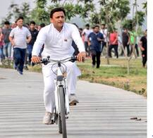 तस्वीरें: पूरी तरह बदल गया है अखिलेश का अंदाज, लोगों को भा रही है ये सादगी