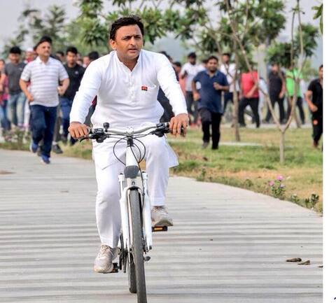 तस्वीरें: पूरी तरह बदल गया है अखिलेश का अंदाज, लोगों को भा रही है ये सादगी