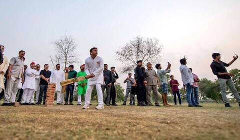 तस्वीरें: पूरी तरह बदल गया है अखिलेश का अंदाज, लोगों को भा रही है ये सादगी