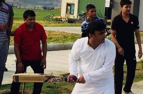 तस्वीरें: पूरी तरह बदल गया है अखिलेश का अंदाज, लोगों को भा रही है ये सादगी