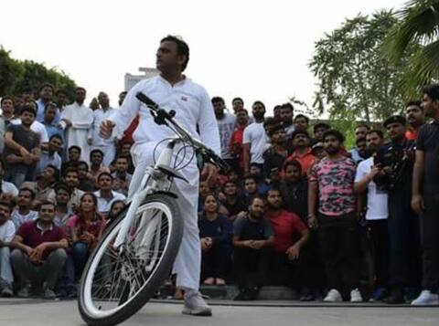 तस्वीरें: पूरी तरह बदल गया है अखिलेश का अंदाज, लोगों को भा रही है ये सादगी