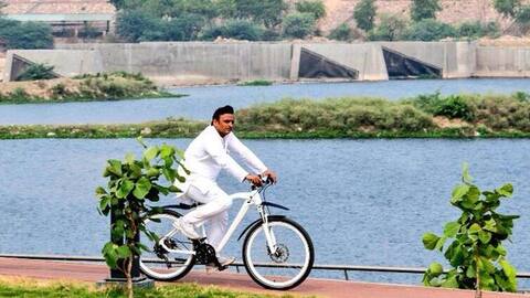 तस्वीरें: पूरी तरह बदल गया है अखिलेश का अंदाज, लोगों को भा रही है ये सादगी