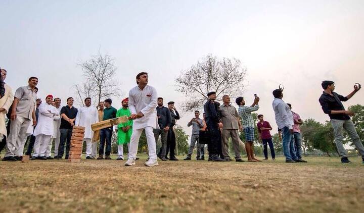  तस्वीरें: पूरी तरह बदल गया है अखिलेश का अंदाज, लोगों को भा रही है ये सादगी