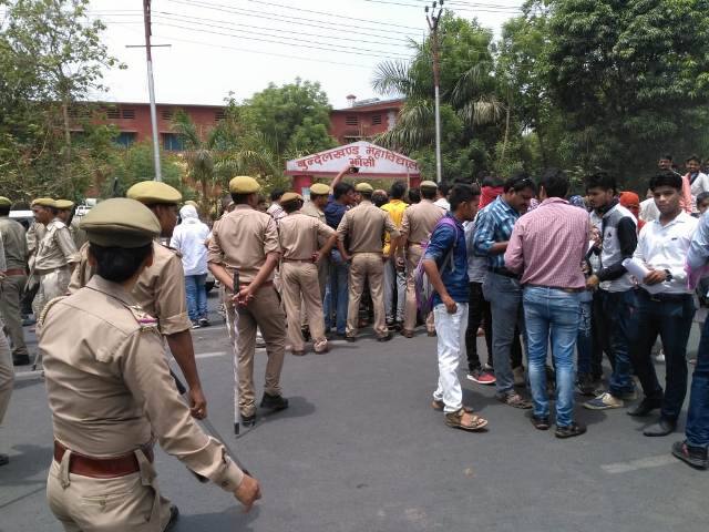   Bundelkhand University result announced fail students block the roads बुंदेलखंड यूनिवर्सिटी: 80% छात्र हुए फेल, प्रदर्शन कर लगाया मनमानी का आरोप