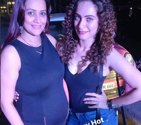 Sasural Simar Ka actress Jaswir Kaur flaunts her baby bump in style पार्टी के दौरान बेबी बंप फ्लॉन्ट करती नजर आईं 'ससुराल सिमर का' की अभिनेत्री जसवीर कौर