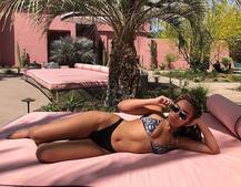 पूल के किनारे छुटिट्यां बिताते ऐसी तस्वीरें पोस्ट कर रही है ये सिंगर, तस्वीरें देखेंगे तो आप भी शरमा जाएंगे