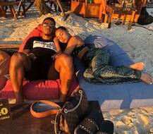 पूल के किनारे छुटिट्यां बिताते ऐसी तस्वीरें पोस्ट कर रही है ये सिंगर, तस्वीरें देखेंगे तो आप भी शरमा जाएंगे