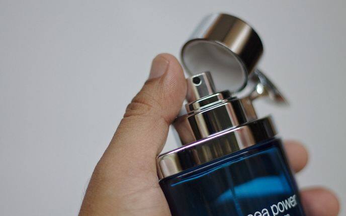 गर्मियों में पसीने की बदबू को रोकने के लिए डिओडरेंट काफी मददगार साबित होते हैं. हमेशा हल्का सुगंधित डिओडरेंट का प्रयोग करें. इसके अलावा टेल्कम पाउडर और इत्र का भी प्रयोग किया जा सकता है. फोटोः गूगल फ्री इमेज