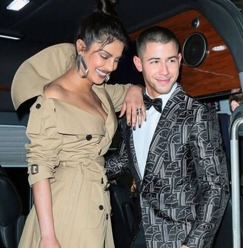 निक जोनास संग डेट पर COZY नजर आईं प्रियंका चोपड़ा, कॉर्नर टेबल पर हाथ पकड़े बैठे थे दोनों