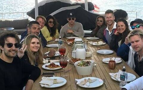 निक जोनास संग डेट पर COZY नजर आईं प्रियंका चोपड़ा, कॉर्नर टेबल पर हाथ पकड़े बैठे थे दोनों