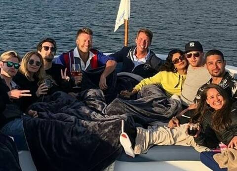 निक जोनास संग डेट पर COZY नजर आईं प्रियंका चोपड़ा, कॉर्नर टेबल पर हाथ पकड़े बैठे थे दोनों